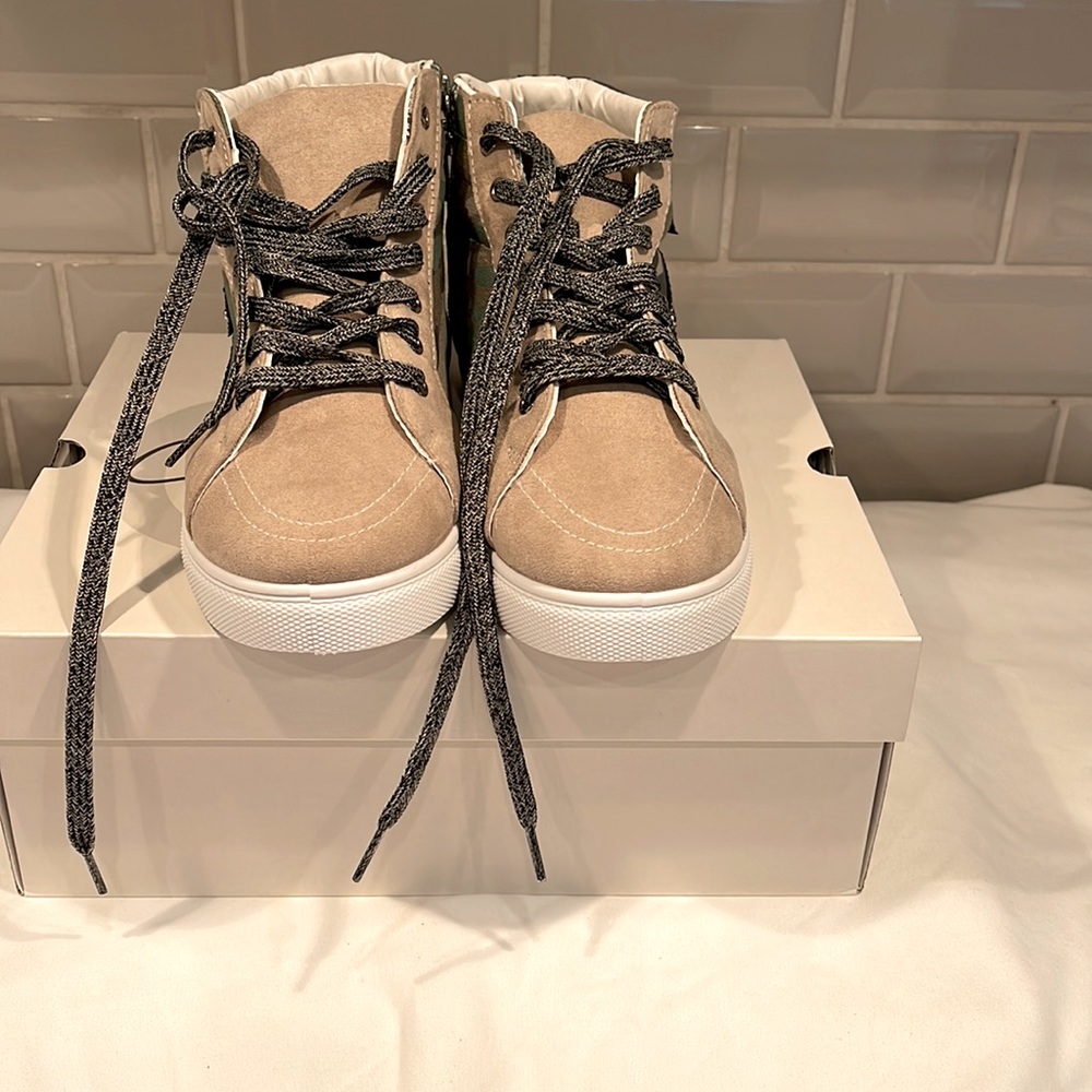New in Box Girls comfort Hightop Camouflage Tennis Shoes.